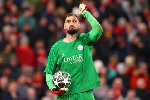 بطل ريمونتادا باريس.. دوناروما لاعب الأسبوع في دوري أبطال أوروبا